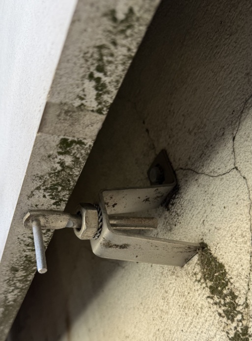 Parement en pierre naturelle en façade fixée en pose verticale sur patte mécanique Inox