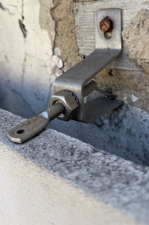 Parement en pierre naturelle en façade fixée en pose verticale sur patte mécanique Inox