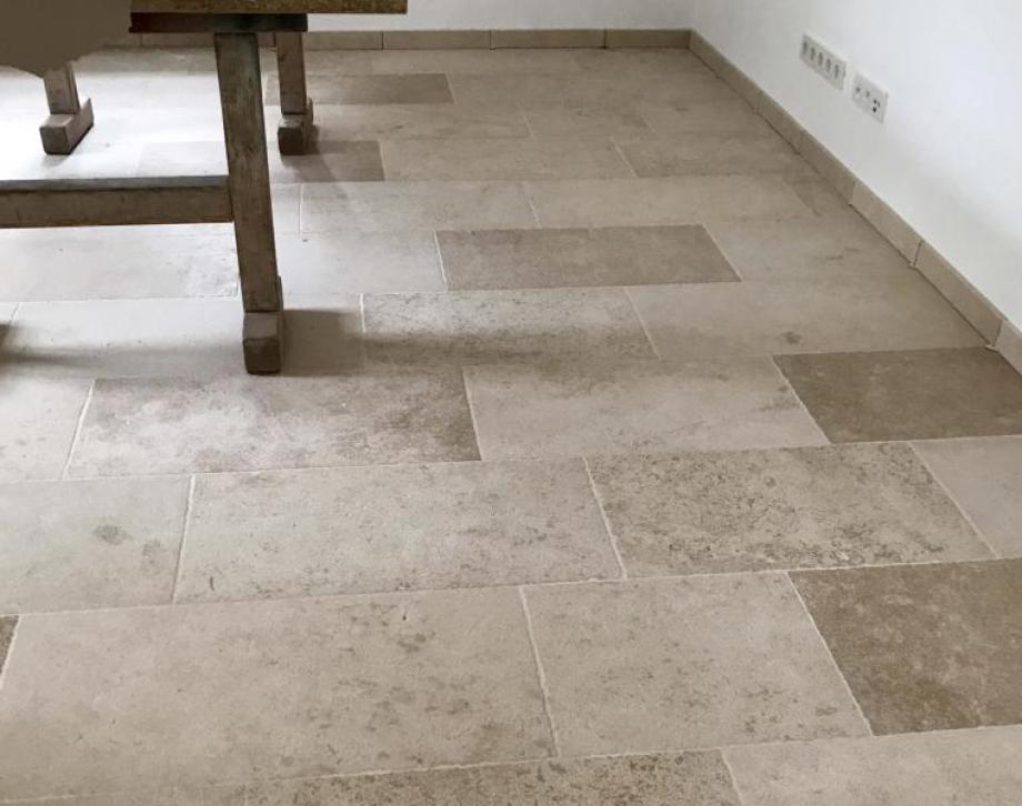 Pierre de Bourgogne Massangis en bandes longueurs libres, largeur 40cm, finition avec arêtes légèrement ébréchées