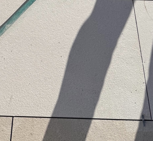 Finition sablée ou grenaillée (le rendu est variable selon dureté de la pierre) proche d'un bouchardé très fin