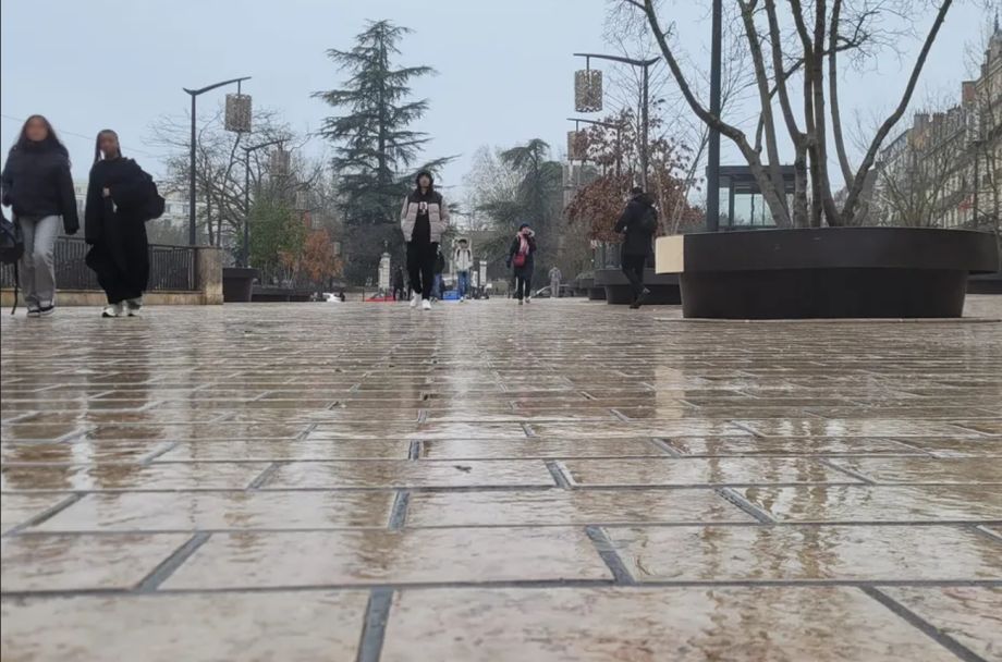 Trottoirs et chaussées du centre-ville de Dijon en Bourgogne en pierre naturelle froide