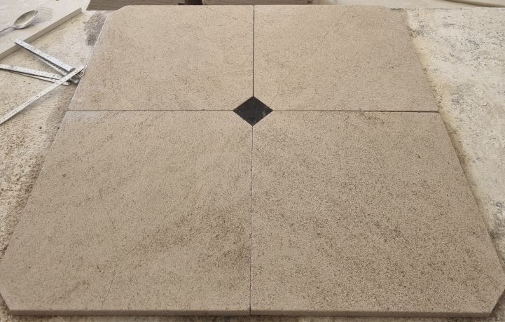 Pierre de Semond brossé 40x40 cm en pierre de Bourgogne Franche Comté + cabochon en bleu du  Hainaut 6x6 cm