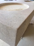 Plan vasque avec retombée, en pierre de France