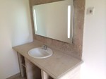 Plan vasque, encadrement de miroir et jambage en pierre naturelle
