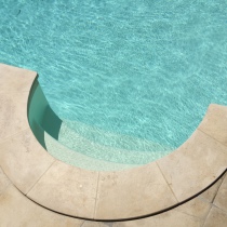 Margelle de piscine courbe en pierre naturelle