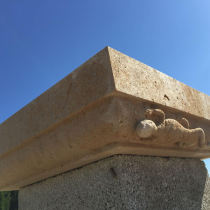 Chapiteau de pilier avec sculpture 