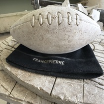 Ballon de rugby en pierre de Dordogne
