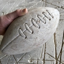 Ballon de rugby en pierre de Dordogne