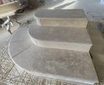 Escalier circulaire, semelle et contremarche en pierre naturelle
