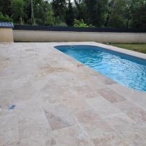 Travertin, pierre naturelle pour dallage extérieur autour de la piscine et en terrasse extérieure, Vaucluse Lubéron Cavaillon 84