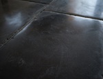 Dallage en pierre naturelle noire vieillie et patinée à la main