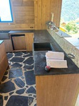Cuisine chalet avec Carrelage en pierre naturelle noire vieillie et patinée à la main