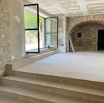 Pierre naturelle de France Mauvy terrasse et margelle de piscine beige vieilli et patiné à la main