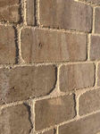 Pierre naturelle de France Mauvy terrasse et margelle de piscine beige vieilli et patiné à la main