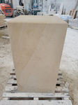 SOCLE EN PIERRE DE DORDOGNE MONTAGNAC D'AUBEROCHE CREME POUR  LE BUSTE DU GENERAL DE GAULLE. LIVRAISON A L'HOTEL DES INVALIDES 75007 PARIS AVANT LA MISE EN PLACE A VERSAILLES