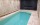 Piscine intérieure avec revêtement mural et sol en travertin
