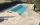 Plage de piscine extérieure avec dalles calcaires beiges