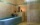 Baignoire encastrée dans une salle de bain avec habillage minéral