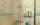 Douche moderne avec carrelage mural naturel dans des tons chauds