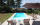 Terrasse de piscine avec dallage minéral et vue dégagée