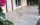 Terrasse en dalles travertin beige, bordure de jardin fleuri