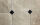 Carrelage nuancé avec cabochons noirs, pose intérieure