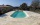 Plage de piscine réalisée en pierre beige naturelle, aménagement extérieur