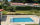 Terrasse et margelle piscine en travertin naturel, aménagement extérieur haut de gamme