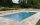 Terrasse extérieure en travertin avec margelle de piscine en pierre naturelle