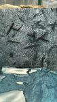 Pierre naturelle de Bali révélant sa transformation chromatique de l'anthracite à l'émeraude