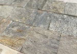 Carrelage immergé en roche métamorphique émeraude pour piscine effet lagon