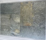 Roche métamorphique face clivée naturelle, pierre volcanique à relief originel