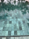 Roche métamorphique gris mica, reflets argentés subtils