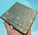 Quartzite tropical mouillé, reflets profonds et luisants 