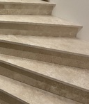 Escalier balancé en pierre naturelle TRAVERTIN