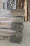 CHAINE D'ANGLE ÉVIDÉE PAREMENT PIERRE DE MONTAGNAC GRIS FACES ECLATEES