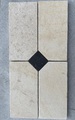 Dallage pierre du Périgord Montagnac Crème avec cabochon noir (Bleu du Hainaut adouci fin)