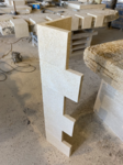 Chaîne d'angle en pierre naturelle évidée en "L". Atelier de Valliguières