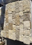 Parement pierre Romane éclaté simple, arêtes éclatées, face arrière sciée en pierre naturelle du Périgord Dordogne