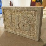 Gravure en relief sur pierre naturelle