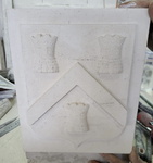 Blason en bas-relief sculpture à la main sur pierre naturelle de Dordogne Montagnac Clair