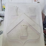 Blason en bas-relief sculpture à la main sur pierre naturelle de Dordogne Montagnac Clair