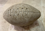 Ballon de Rugby en pierre provenant de Bourgogne-Franche-Comté