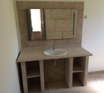 Meuble plan vasque + jambage + encadrement miroir en pierre de Bourgogne