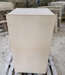 SOCLE EN PIERRE DE DORDOGNE MONTAGNAC D'AUBEROCHE CREME POUR  LE BUSTE DU GENERAL DE GAULLE. LIVRAISON A L'HOTEL DES INVALIDES 75007 PARIS AVANT LA MISE EN PLACE A VERSAILLES