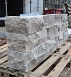 Parement en Montagnac B2 toutes nuances. Eclaté. Arrière scié pour collage. Longueurs libres de 20 à 40cm