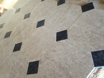 Dallage vieilli avec cabochon NOIR de Belgique adouci