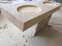 Plan vasque avec retombées en pierre de Dordogne