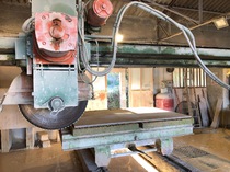 Pierre naturelle sur mesure, découpe et finition