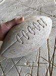 Ballon de rugby en pierre naturelle de Dordogne 